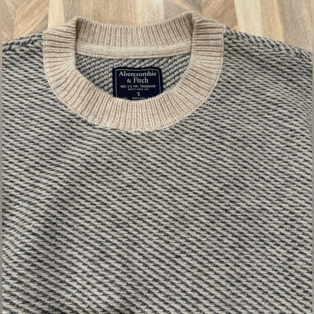 Abercrombie & Fitch Sweater - Picture 2 of 3